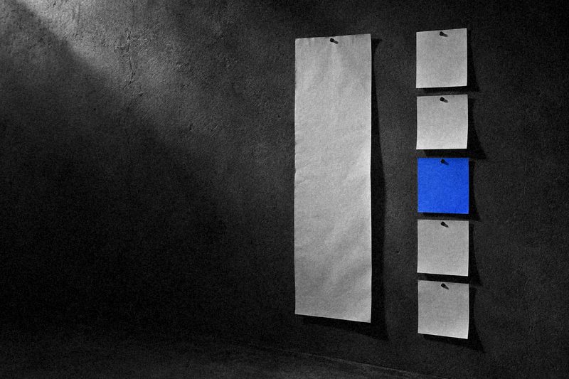 На стене длинный лист лендинга и столбец листов многостраничного сайта, один лист синий